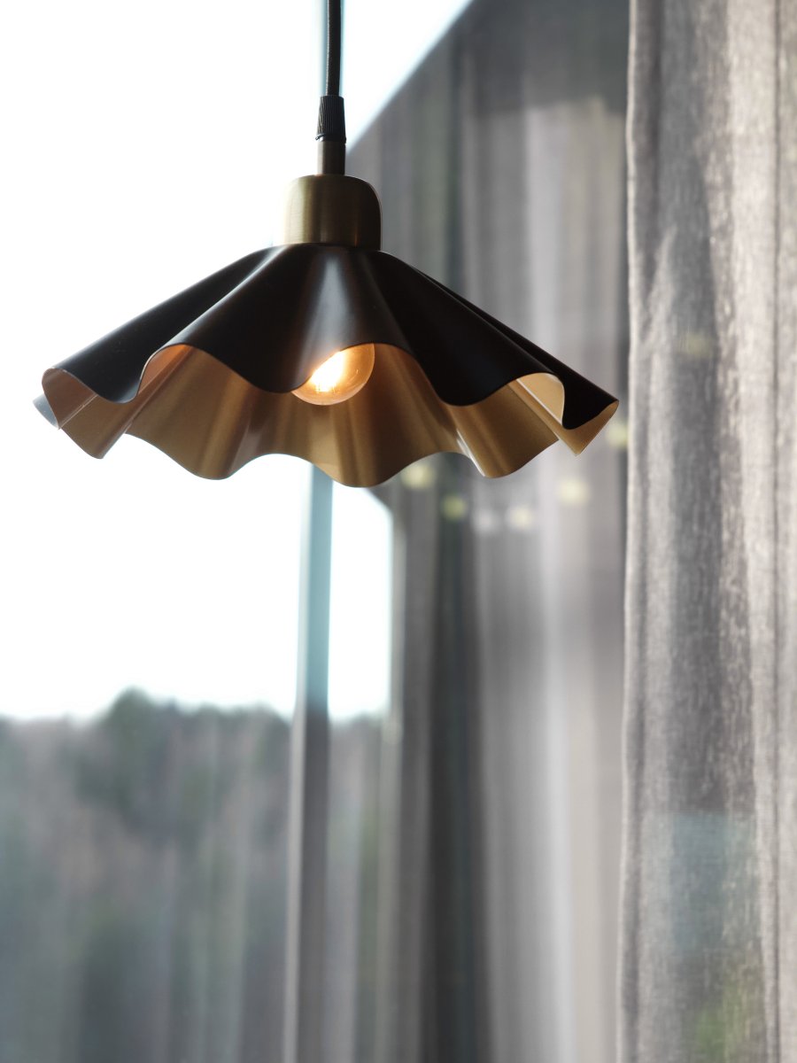 Aira Ø25 Schwarz fensterlampe Von PR Home - Die Aira-Fensterleuchte ist ideal f&uuml;r alle, die ihrem Zuhause &ndash; vom Wohnzimmer und Schlafzimmer bis zum Flur und Homeoffice &ndash; ein stimmiges und exklusives Ambiente verleihen m&ouml;chten.