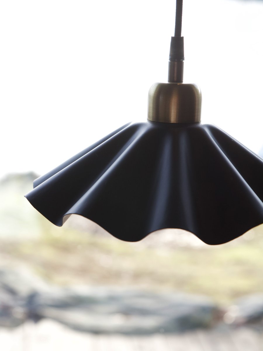 Aira Ø25 Schwarz fensterlampe Von PR Home - Die Aira-Fensterleuchte ist ideal f&uuml;r alle, die ihrem Zuhause &ndash; vom Wohnzimmer und Schlafzimmer bis zum Flur und Homeoffice &ndash; ein stimmiges und exklusives Ambiente verleihen m&ouml;chten.