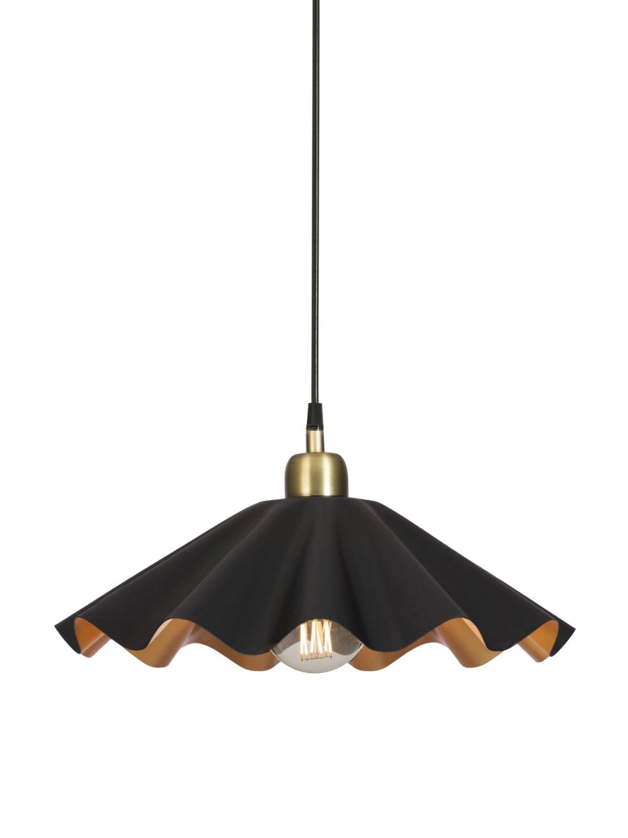 Aira Ø40 Schwarz hängelampe Von PR Home - Die Deckenleuchte Aira besticht durch ihre mattschwarze Oberfl&auml;che und die messingfarbene Innenseite.