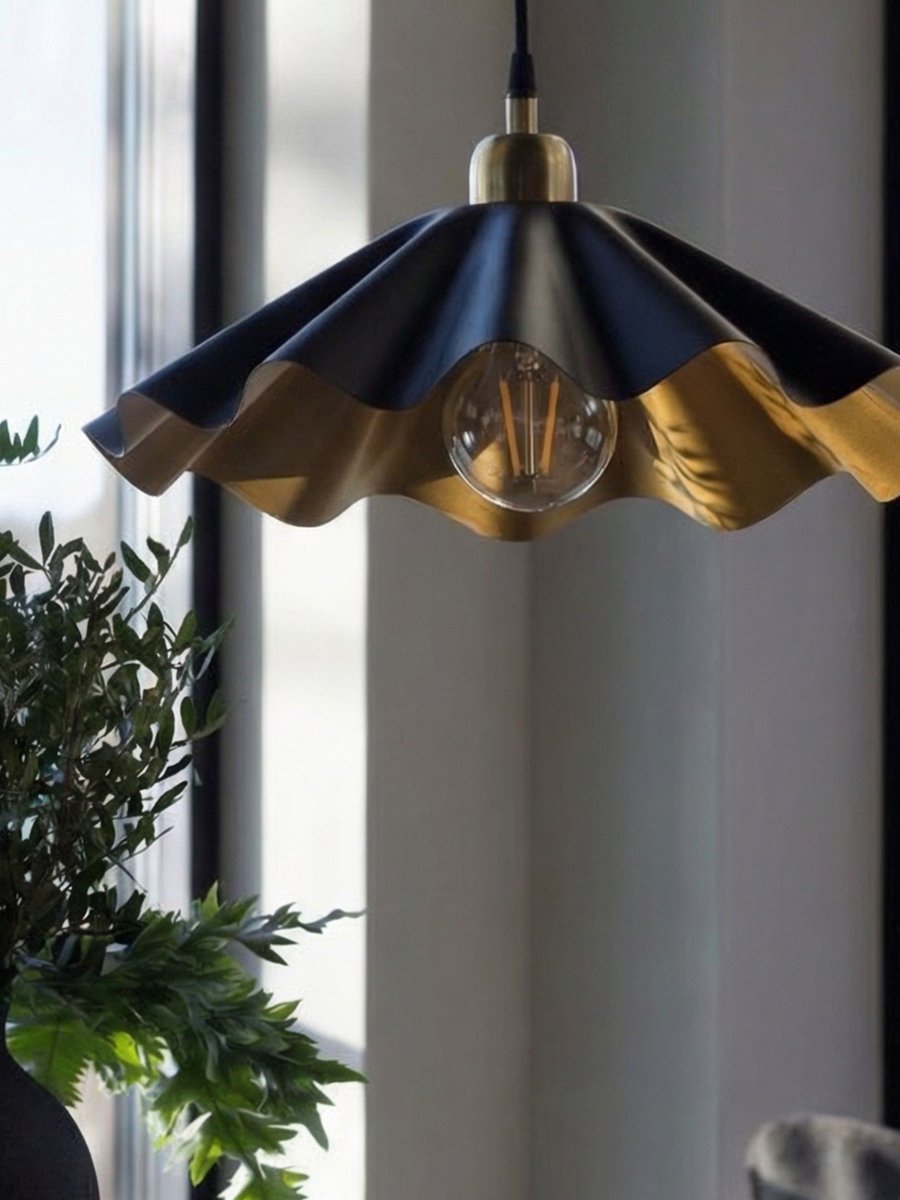Aira Ø40 Schwarz hängelampe Von PR Home - Die Deckenleuchte Aira besticht durch ihre mattschwarze Oberfl&auml;che und die messingfarbene Innenseite.
