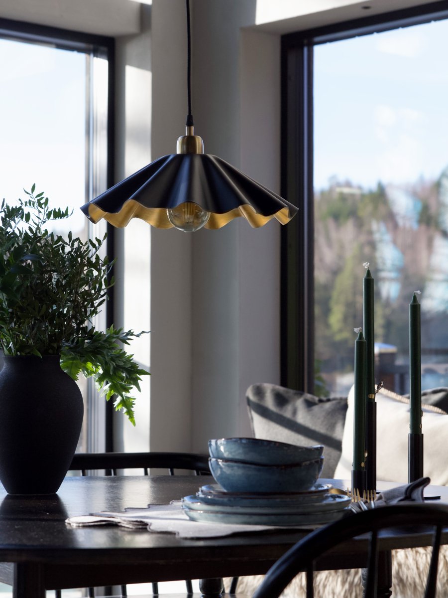 Aira Ø50 Schwarz hängelampe Von PR Home - Die Deckenleuchte Aira besticht durch ihre mattschwarze Oberfl&auml;che und die messingfarbene Innenseite.