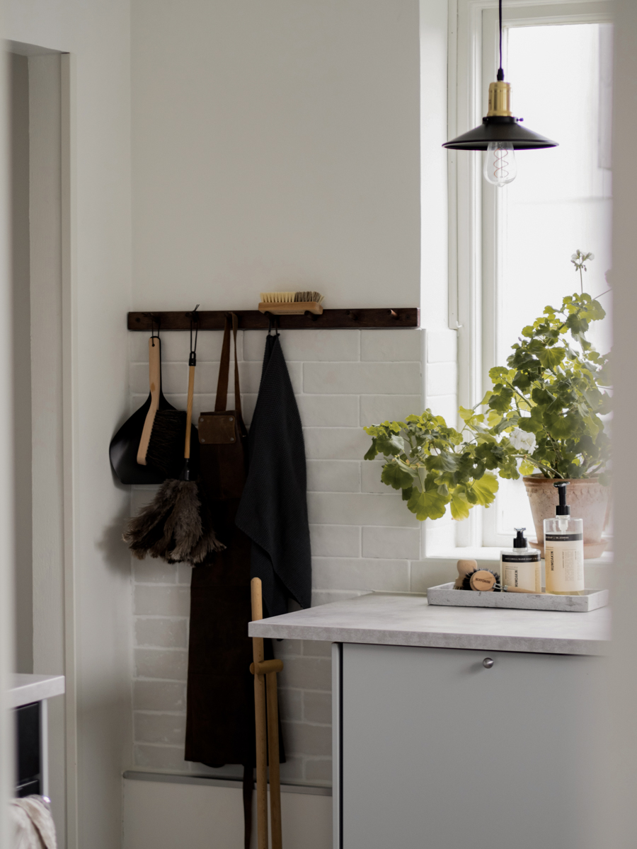 Disc Ø22 Schwarz fensterlampe Von Globen Lighting - Disc ist eine charmante Schuhmacherlampe im Stil der Jahrhundertwende.