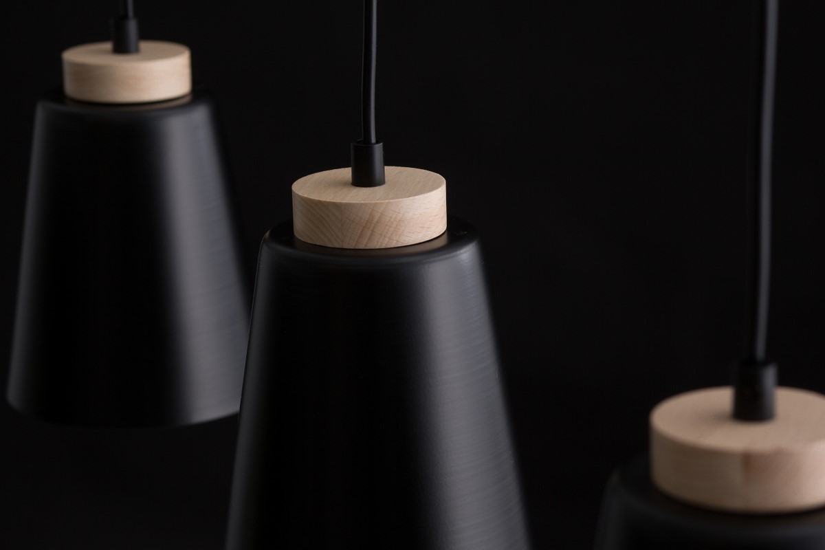 Bolero 66cm Schwarz hängelampe Von Emibig Lighting - Die klassische Kombination aus Metall und Holz verleiht der Lampe einen einzigartigen und unverwechselbaren Charakter.