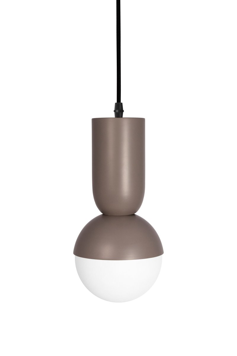 Nero Ø13 Braun hängelampe Von Globen Lighting - Die Lampe Nero war von Anfang an ein Versuch, eine Kugel mit einer ovalen Röhrenform zu kombinieren.