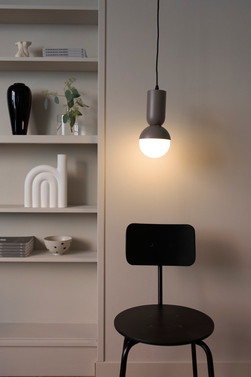 Nero Ø13 Braun hängelampe Von Globen Lighting - Die Lampe Nero war von Anfang an ein Versuch, eine Kugel mit einer ovalen Röhrenform zu kombinieren.