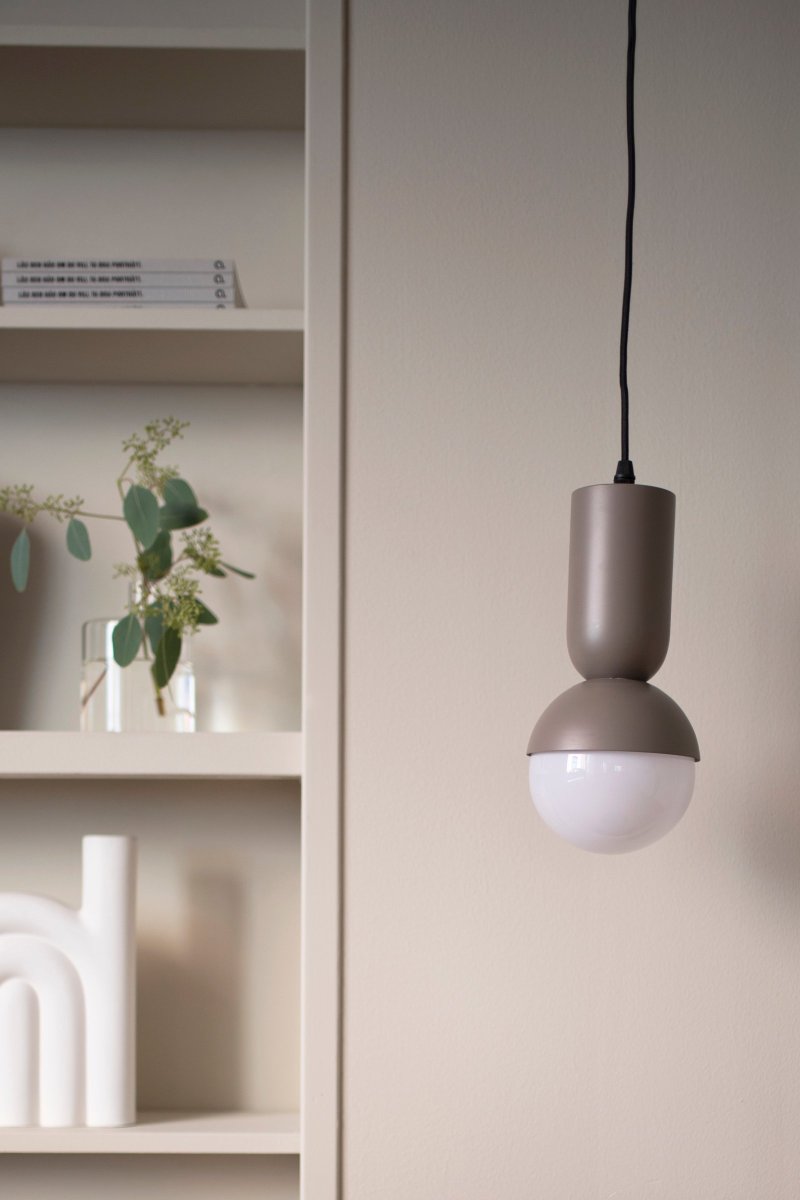 Nero Ø13 Braun hängelampe Von Globen Lighting - Die Lampe Nero war von Anfang an ein Versuch, eine Kugel mit einer ovalen Röhrenform zu kombinieren.