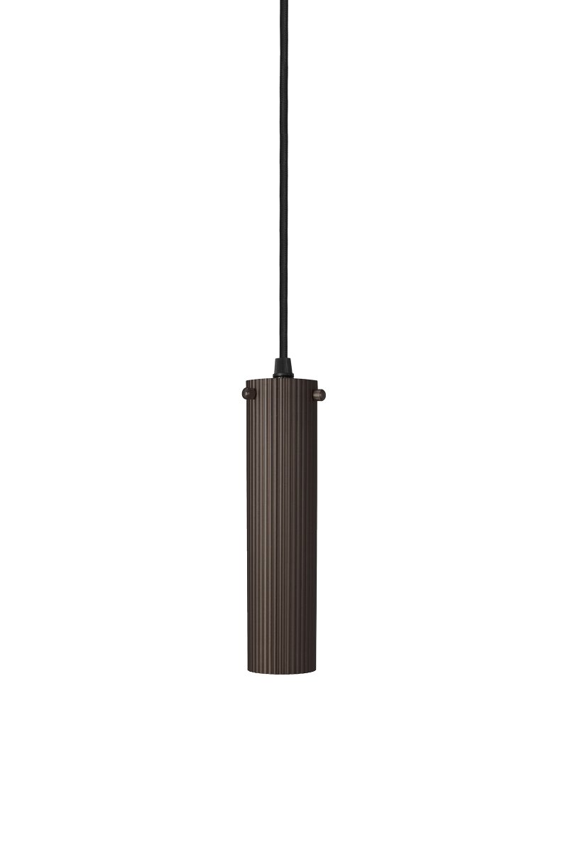 Hubble Ø6 Bronze fensterlampe Von Globen Lighting - Die Leuchte wird mit einem 3,5 m langen schwarzen Textilkabel, einem Netzschalter und einem Netzstecker geliefert.
