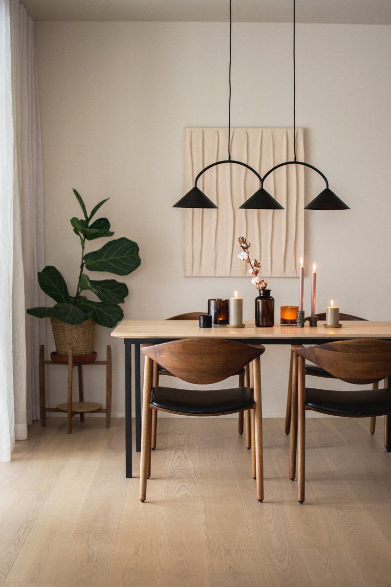 Curve 95cm Schwarz hängelampe Von Globen Lighting - Die Pendelleuchte besteht aus matt lackiertem Metall mit drei Schirmen und wird mit zwei 200 cm langen Textilkabeln und einer passenden Deckendose geliefert.