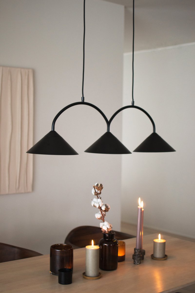 Curve 95cm Schwarz hängelampe Von Globen Lighting - Die Pendelleuchte besteht aus matt lackiertem Metall mit drei Schirmen und wird mit zwei 200 cm langen Textilkabeln und einer passenden Deckendose geliefert.