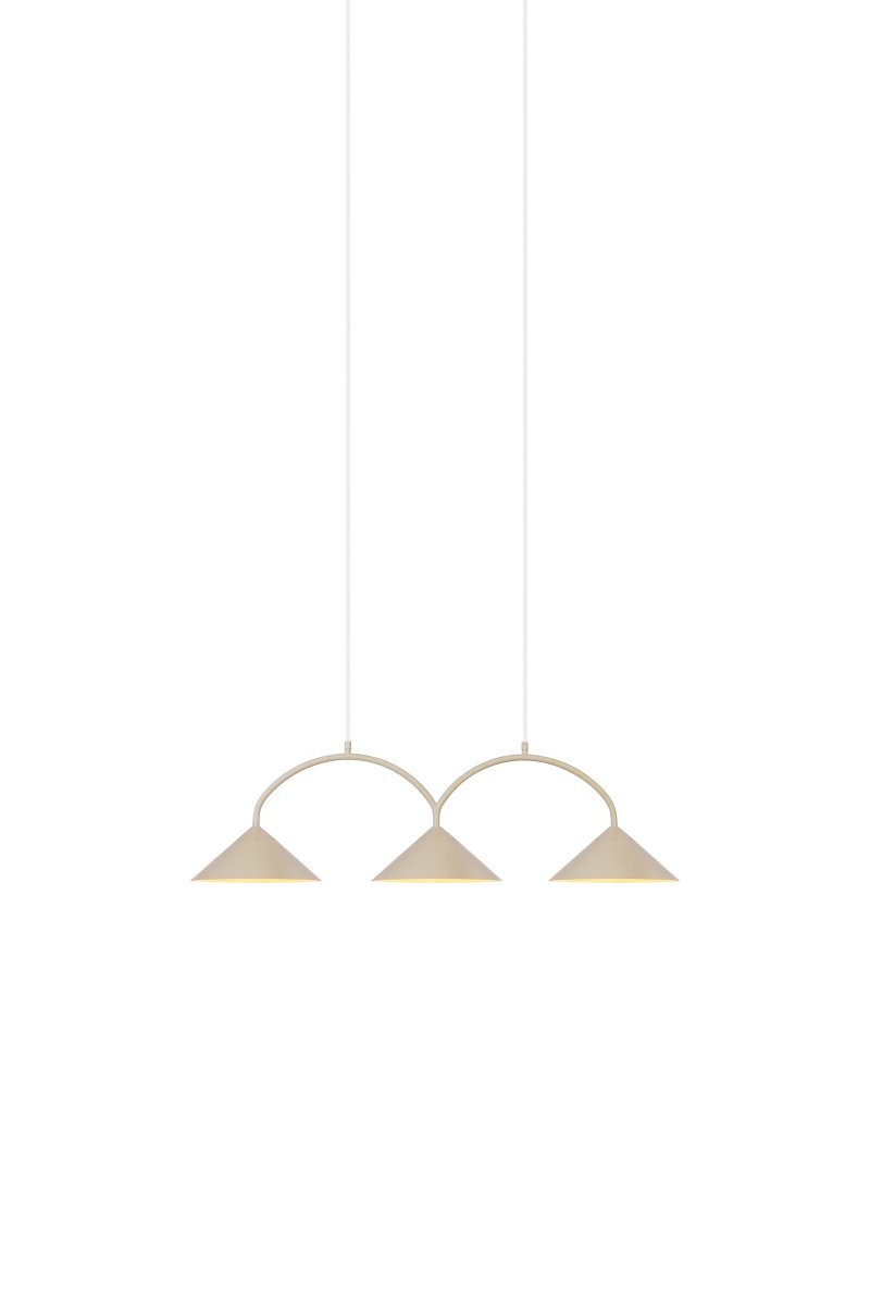 Curve 95cm Beige hängelampe Von Globen Lighting - Die Pendelleuchte besteht aus matt lackiertem Metall mit drei Schirmen und wird mit zwei 200 cm langen Textilkabeln und einer passenden Deckendose geliefert.