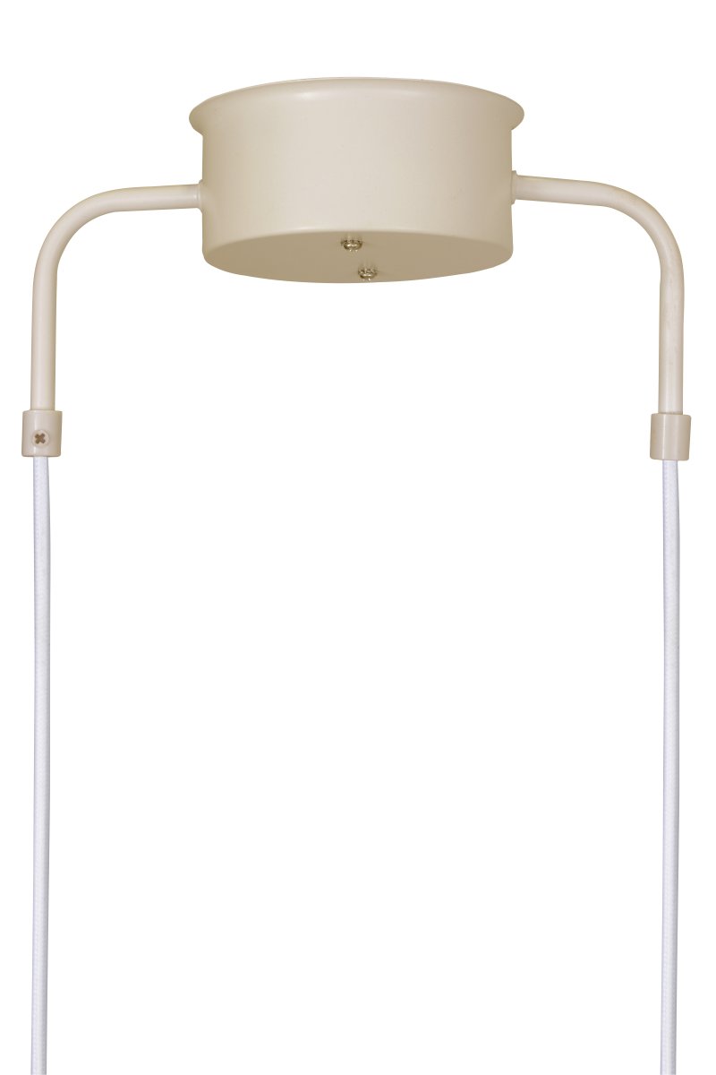 Curve 95cm Beige hängelampe Von Globen Lighting - Die Pendelleuchte besteht aus matt lackiertem Metall mit drei Schirmen und wird mit zwei 200 cm langen Textilkabeln und einer passenden Deckendose geliefert.