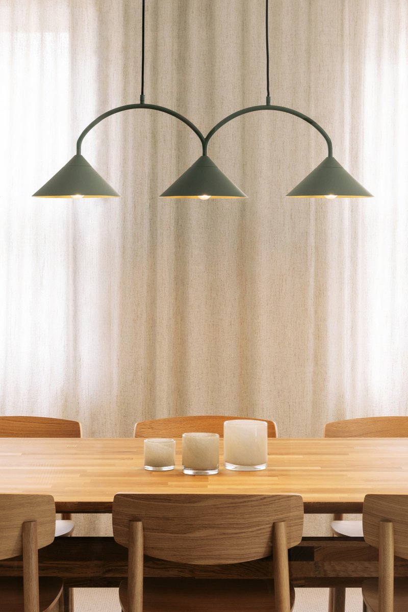 Curve 95cm Moosgrün hängelampe Von Globen Lighting - Die Pendelleuchte besteht aus matt lackiertem Metall mit drei Schirmen und wird mit zwei 200 cm langen Textilkabeln und einer passenden Deckendose geliefert.