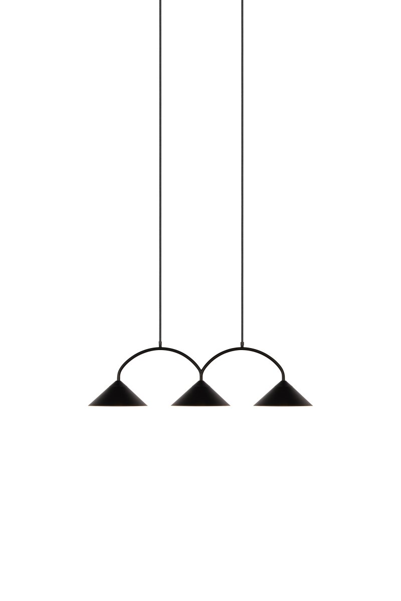 Curve 95cm Schwarz hängelampe Von Globen Lighting - Die Pendelleuchte besteht aus matt lackiertem Metall mit drei Schirmen und wird mit zwei 200 cm langen Textilkabeln und einer passenden Deckendose geliefert.