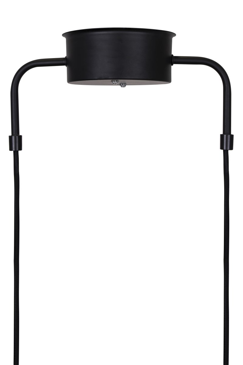 Curve 95cm Schwarz hängelampe Von Globen Lighting - Die Pendelleuchte besteht aus matt lackiertem Metall mit drei Schirmen und wird mit zwei 200 cm langen Textilkabeln und einer passenden Deckendose geliefert.