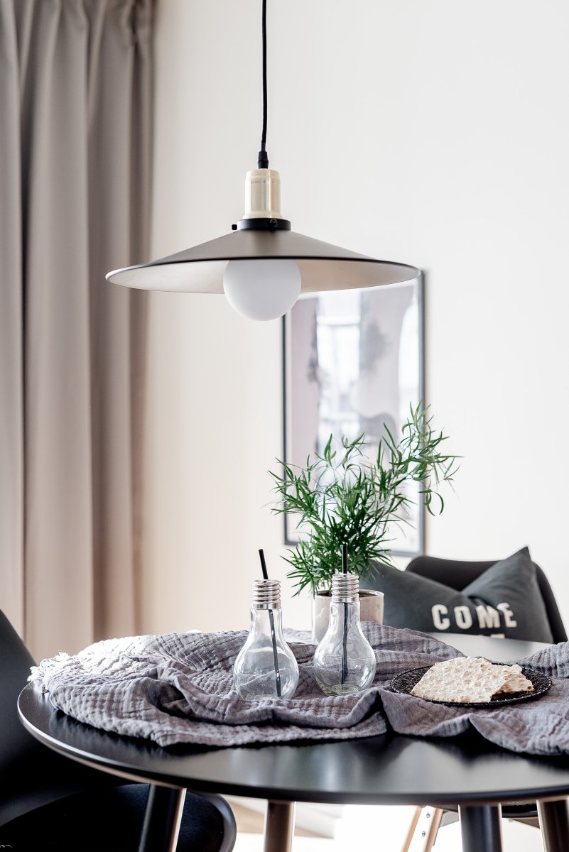 Disc Ø40 Schwarz hängelampe Von Globen Lighting - Disc ist eine stilvolle Pendelleuchte aus Metall, inspiriert von der Formensprache der Jahrhundertwende.