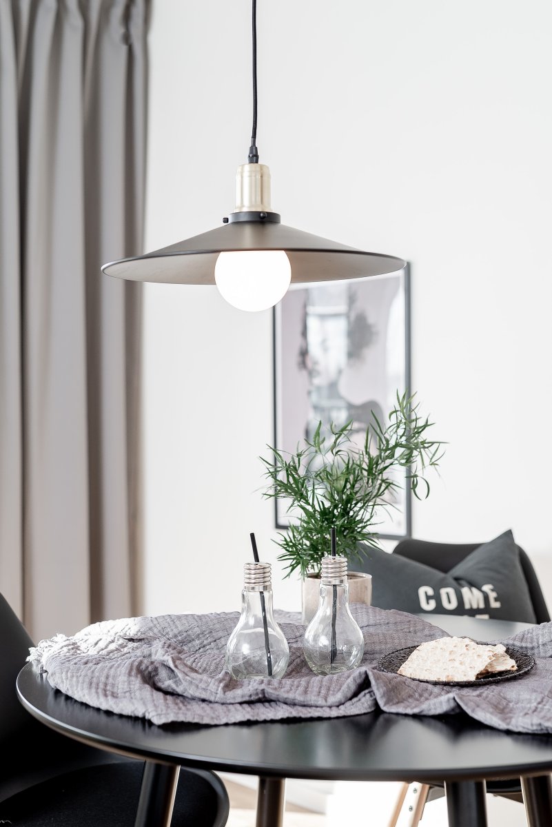 Disc Ø40 Schwarz hängelampe Von Globen Lighting - Disc ist eine stilvolle Pendelleuchte aus Metall, inspiriert von der Formensprache der Jahrhundertwende.