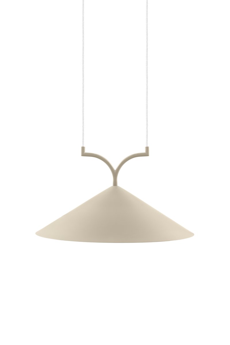 Curve Ø50 Beige hängelampe Von Globen Lighting - Hergestellt aus matt lackiertem Metall mit zwei 120 cm langen Textilkabeln und passender Metall-Deckendose.
