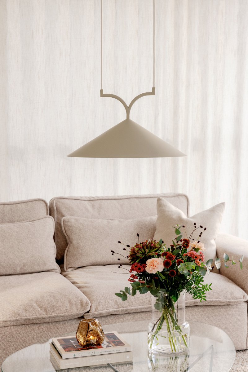 Curve Ø50 Beige hängelampe Von Globen Lighting - Hergestellt aus matt lackiertem Metall mit zwei 120 cm langen Textilkabeln und passender Metall-Deckendose.