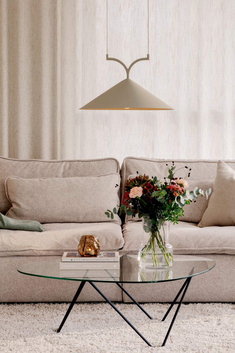 Curve Ø50 Beige hängelampe Von Globen Lighting - Hergestellt aus matt lackiertem Metall mit zwei 120 cm langen Textilkabeln und passender Metall-Deckendose.