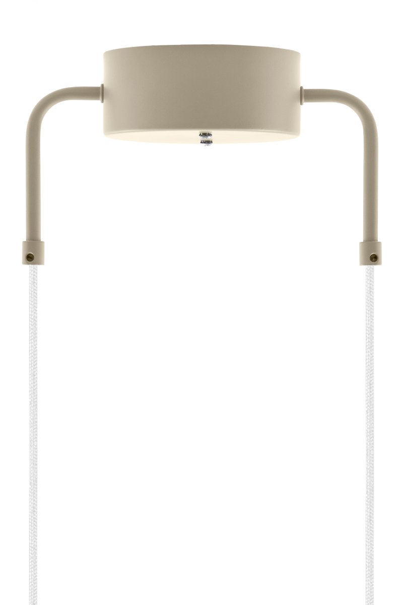 Curve Ø50 Beige hängelampe Von Globen Lighting - Hergestellt aus matt lackiertem Metall mit zwei 120 cm langen Textilkabeln und passender Metall-Deckendose.