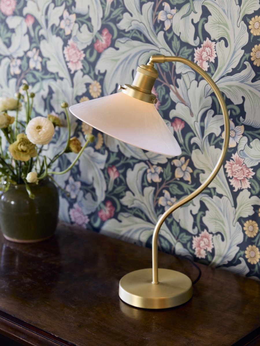 Axel 50cm Messing schreibtischlampe Von PR Home - Der Glasbildschirm ist mit drei Schrauben auf der Metallhalterung montiert, was an sich schon ein schönes Detail ist und das klassische Gefühl verstärkt.