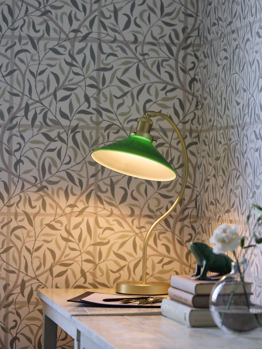 Axel 50cm Messing schreibtischlampe Von PR Home - Der Glasbildschirm ist mit drei Schrauben auf der Metallhalterung montiert, was an sich schon ein schönes Detail ist und das klassische Gefühl verstärkt.