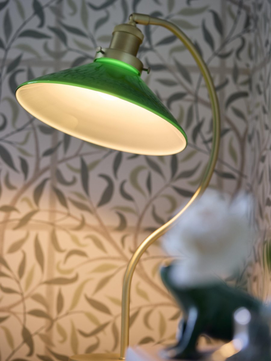 Axel 50cm Messing schreibtischlampe Von PR Home - Der Glasbildschirm ist mit drei Schrauben auf der Metallhalterung montiert, was an sich schon ein schönes Detail ist und das klassische Gefühl verstärkt.