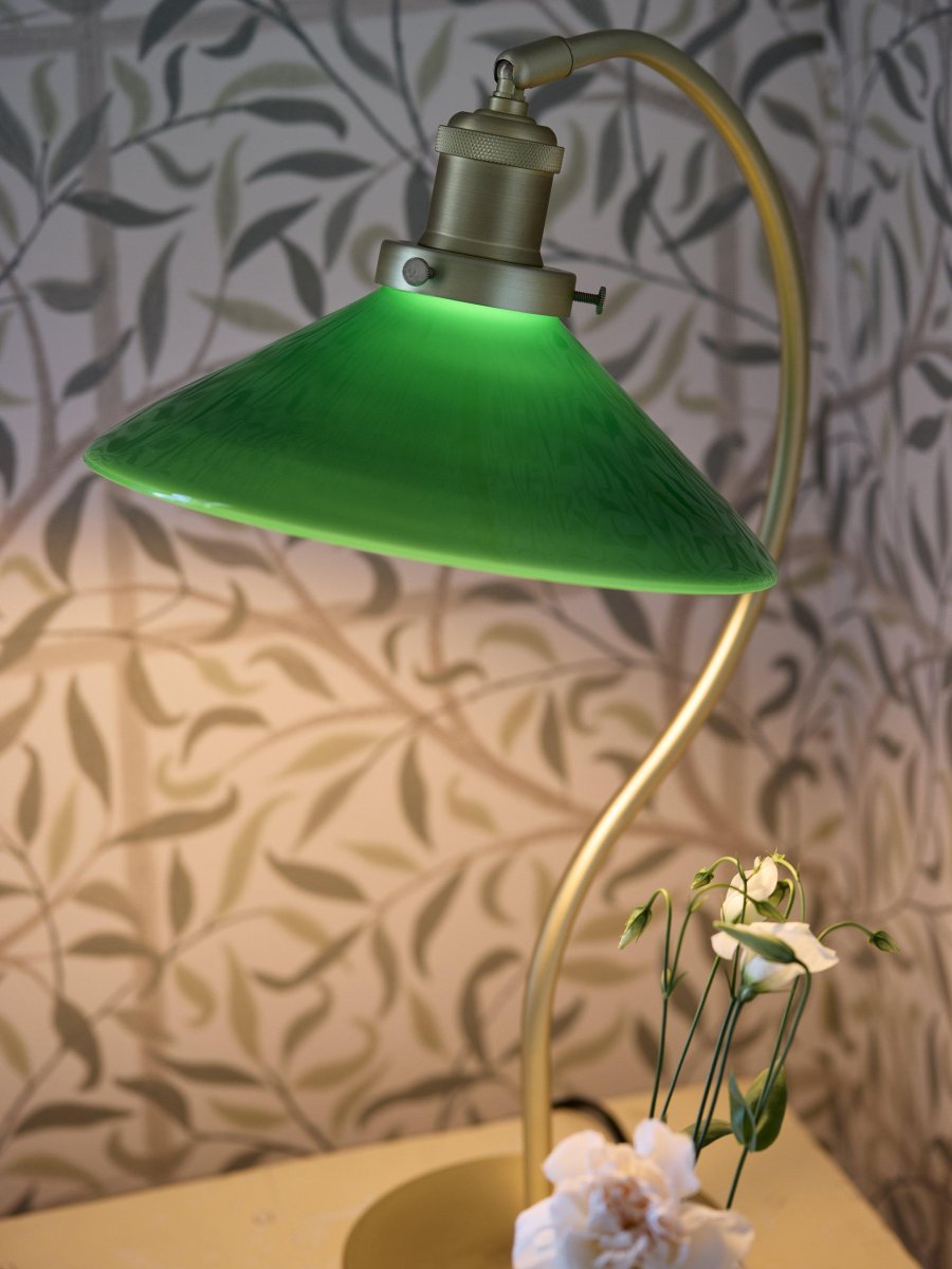 Axel 50cm Messing schreibtischlampe Von PR Home - Der Glasbildschirm ist mit drei Schrauben auf der Metallhalterung montiert, was an sich schon ein schönes Detail ist und das klassische Gefühl verstärkt.