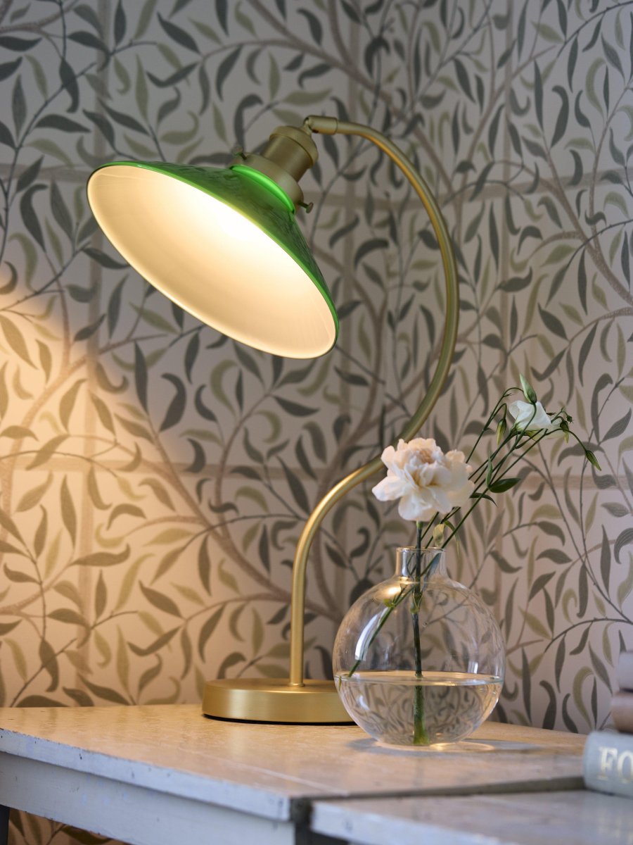 Axel 50cm Messing schreibtischlampe Von PR Home - Der Glasbildschirm ist mit drei Schrauben auf der Metallhalterung montiert, was an sich schon ein schönes Detail ist und das klassische Gefühl verstärkt.