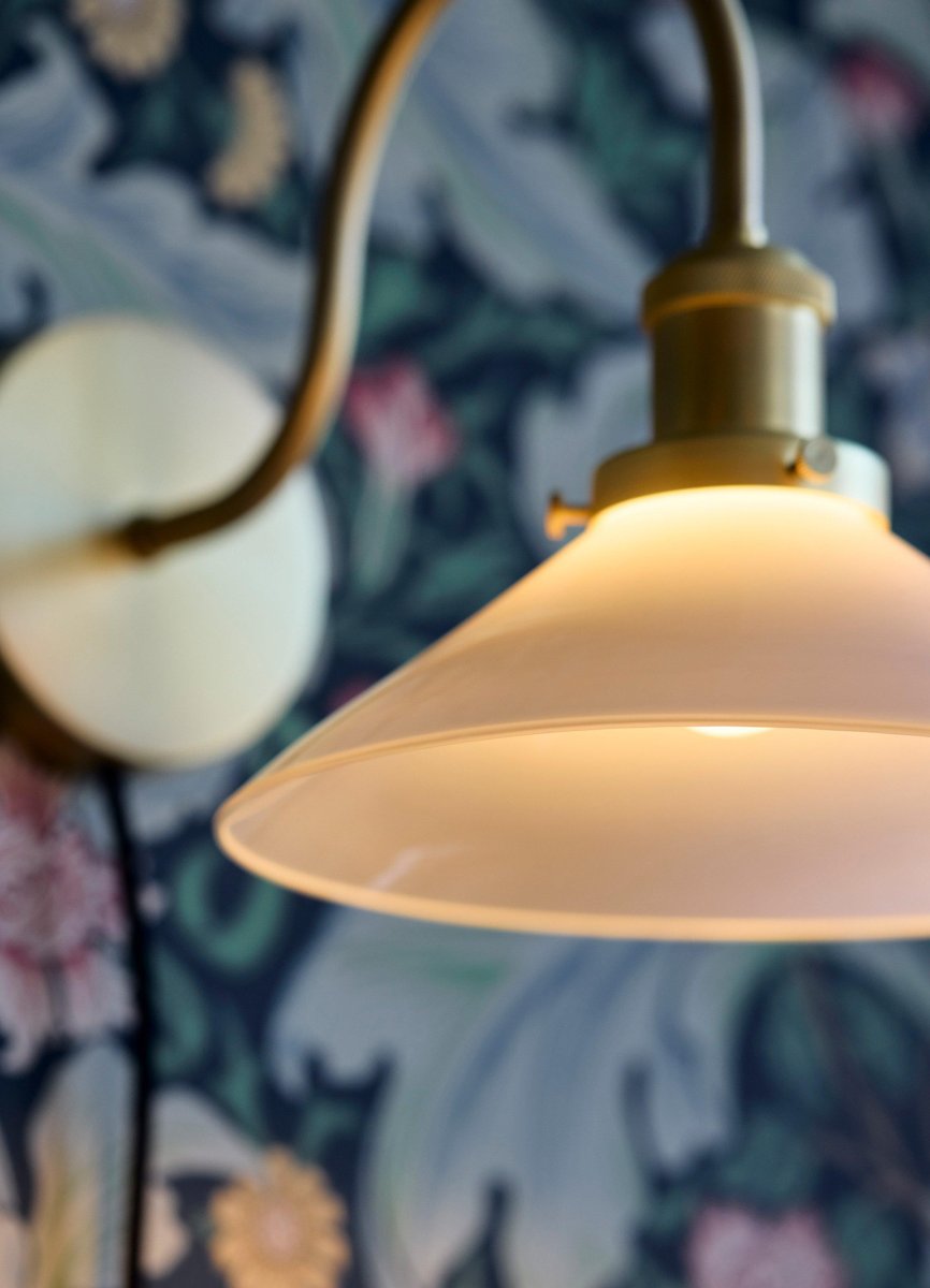 Axel 25cm Messing wandlampe Von PR Home - Der Glasbildschirm ist mit drei Schrauben auf der Metallhalterung montiert, was an sich schon ein schönes Detail ist und das klassische Gefühl verstärkt.