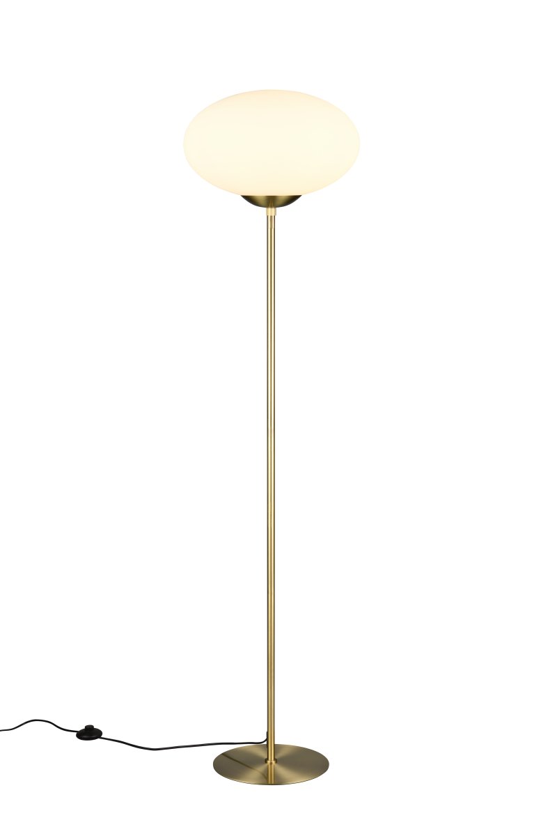 Fomento Mattes Messing stehlampe Von Trio Lighting - Die Kombination aus mattem Messing und weißem Glas vermittelt ein Gefühl von Luxus und Eleganz.