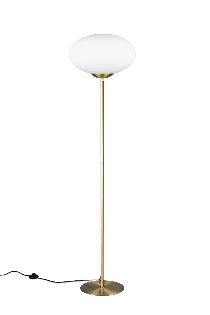 Fomento Mattes Messing stehlampe Von Trio Lighting - Die Kombination aus mattem Messing und weißem Glas vermittelt ein Gefühl von Luxus und Eleganz.