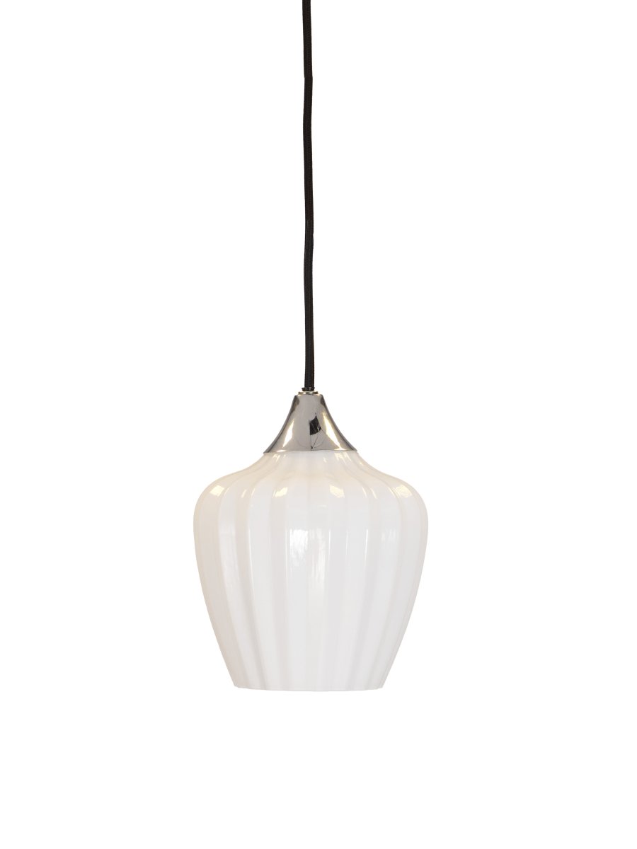Amalfi Ø14 Weiß fensterlampe Von PR Home - Die Pendelleuchte Amalfi besticht durch ihr zeitloses und elegantes Design mit einer weichen, von Schneeglöckchen inspirierten Form.