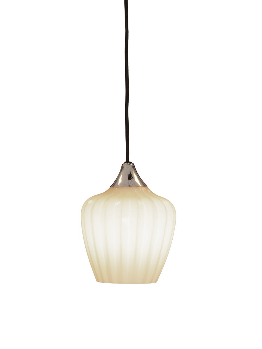 Amalfi Ø14 Weiß fensterlampe Von PR Home - Die Pendelleuchte Amalfi besticht durch ihr zeitloses und elegantes Design mit einer weichen, von Schneeglöckchen inspirierten Form.