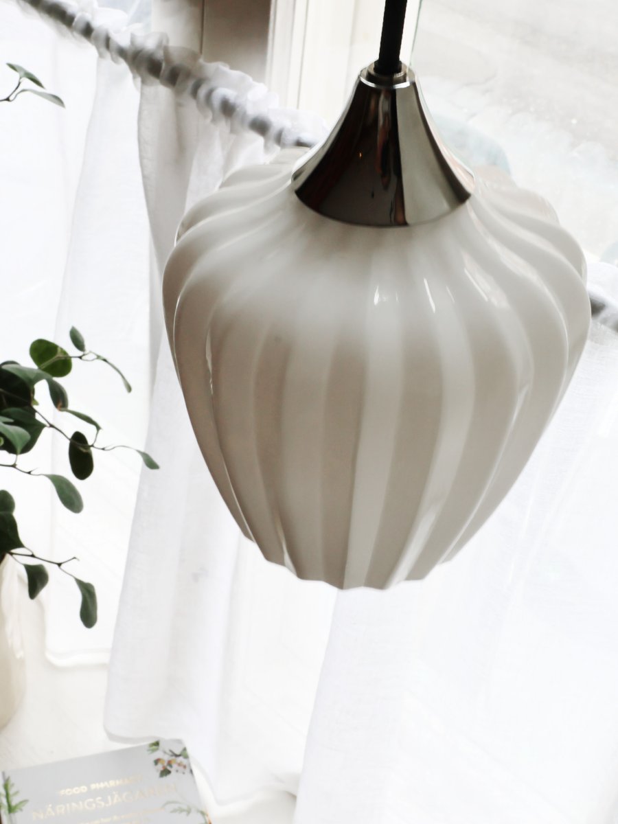 Amalfi Ø14 Weiß fensterlampe Von PR Home - Die Pendelleuchte Amalfi besticht durch ihr zeitloses und elegantes Design mit einer weichen, von Schneeglöckchen inspirierten Form.