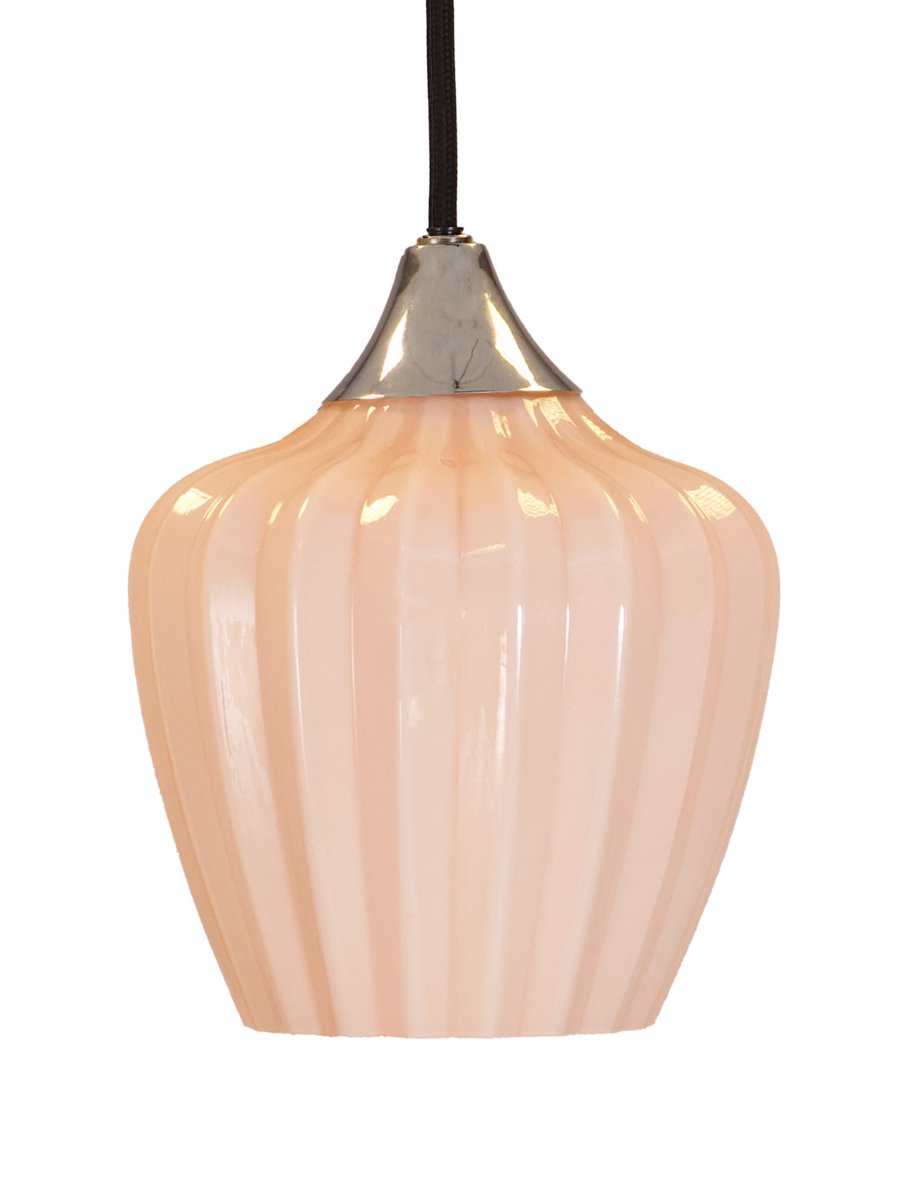 Amalfi Ø25 Aprikose hängelampe Von PR Home - Die Pendelleuchte Amalfi besticht durch ihr zeitloses und elegantes Design mit einer sanften Silhouette, die an ein Schneeglöckchen erinnert.