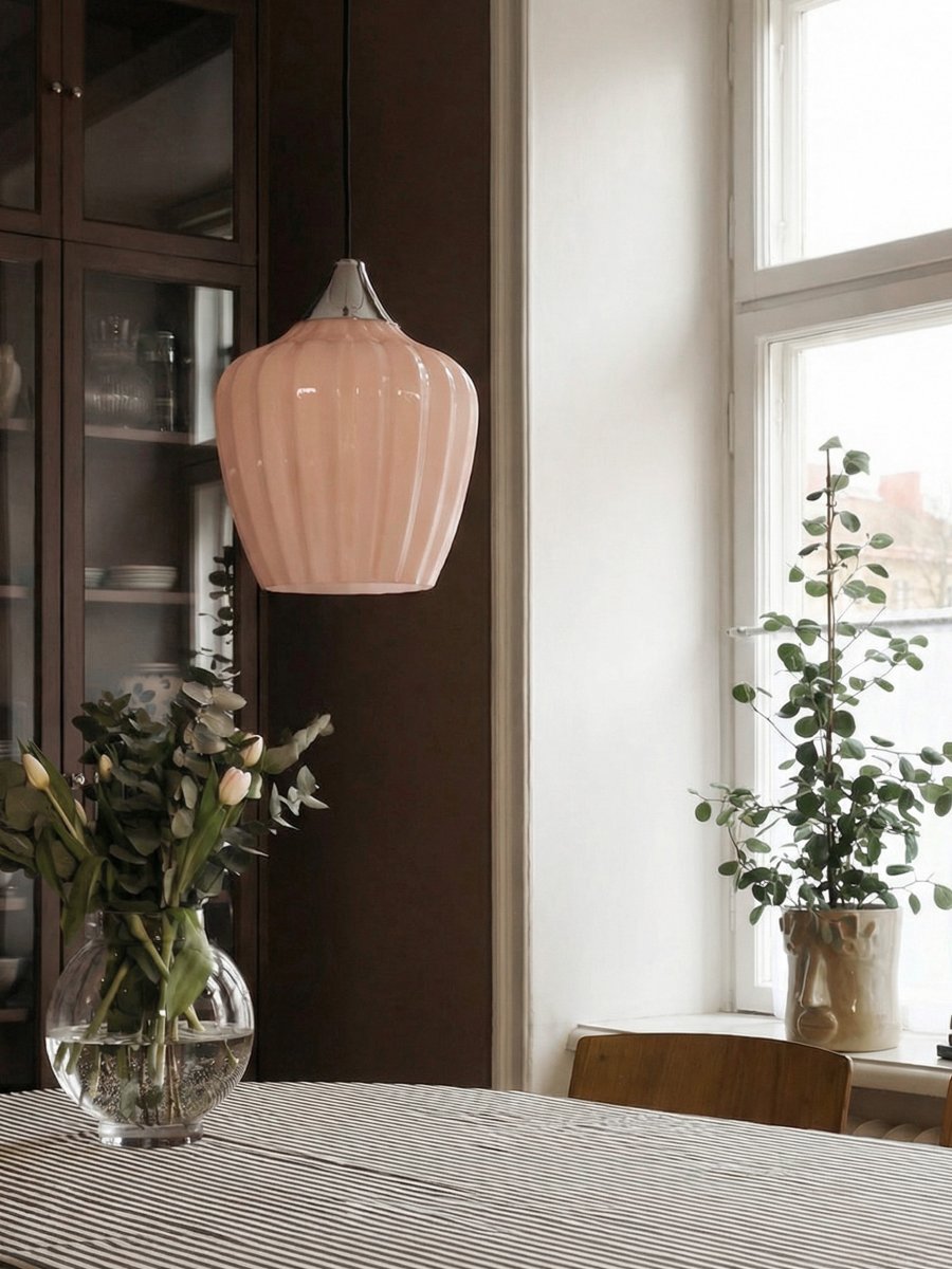 Amalfi Ø25 Aprikose hängelampe Von PR Home - Die Pendelleuchte Amalfi besticht durch ihr zeitloses und elegantes Design mit einer sanften Silhouette, die an ein Schneeglöckchen erinnert.