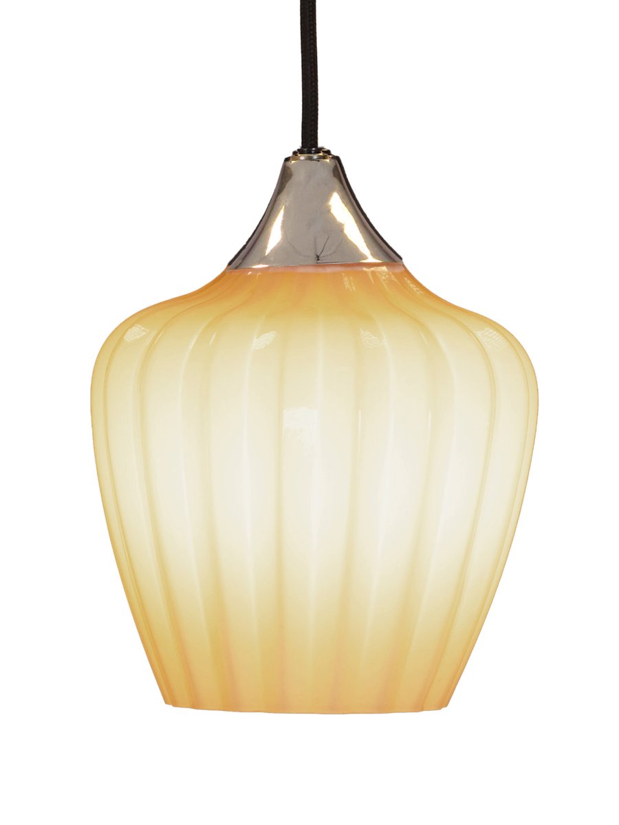 Amalfi Ø25 Aprikose hängelampe Von PR Home - Die Pendelleuchte Amalfi besticht durch ihr zeitloses und elegantes Design mit einer sanften Silhouette, die an ein Schneeglöckchen erinnert.