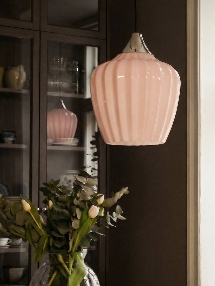 Amalfi Ø25 Aprikose hängelampe Von PR Home - Die Pendelleuchte Amalfi besticht durch ihr zeitloses und elegantes Design mit einer sanften Silhouette, die an ein Schneeglöckchen erinnert.