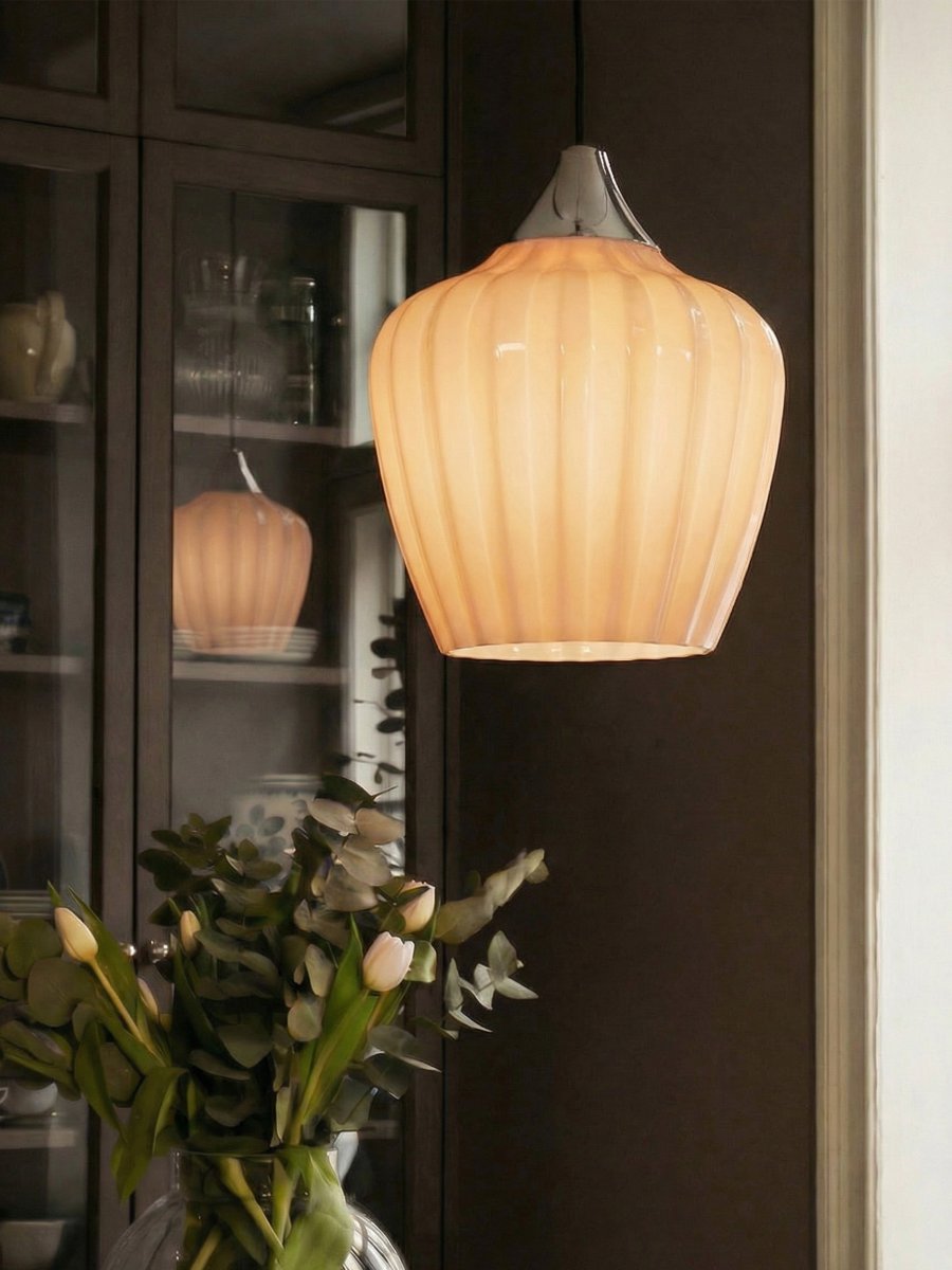 Amalfi Ø25 Aprikose hängelampe Von PR Home - Die Pendelleuchte Amalfi besticht durch ihr zeitloses und elegantes Design mit einer sanften Silhouette, die an ein Schneeglöckchen erinnert.