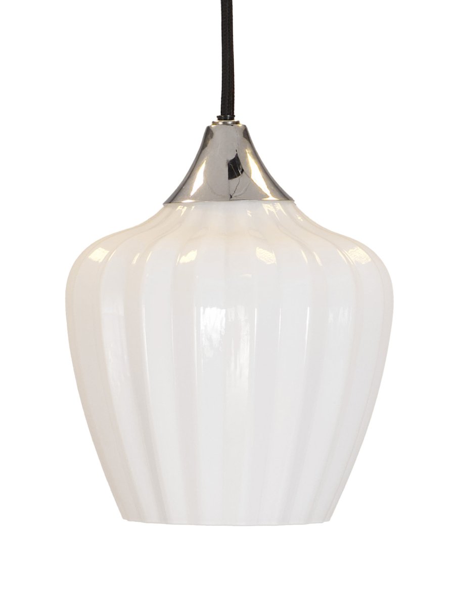 Amalfi Ø25 Weiß hängelampe Von PR Home - Die Pendelleuchte Amalfi besticht durch ihr zeitloses und elegantes Design mit einer sanften Silhouette, die an ein Schneeglöckchen erinnert.