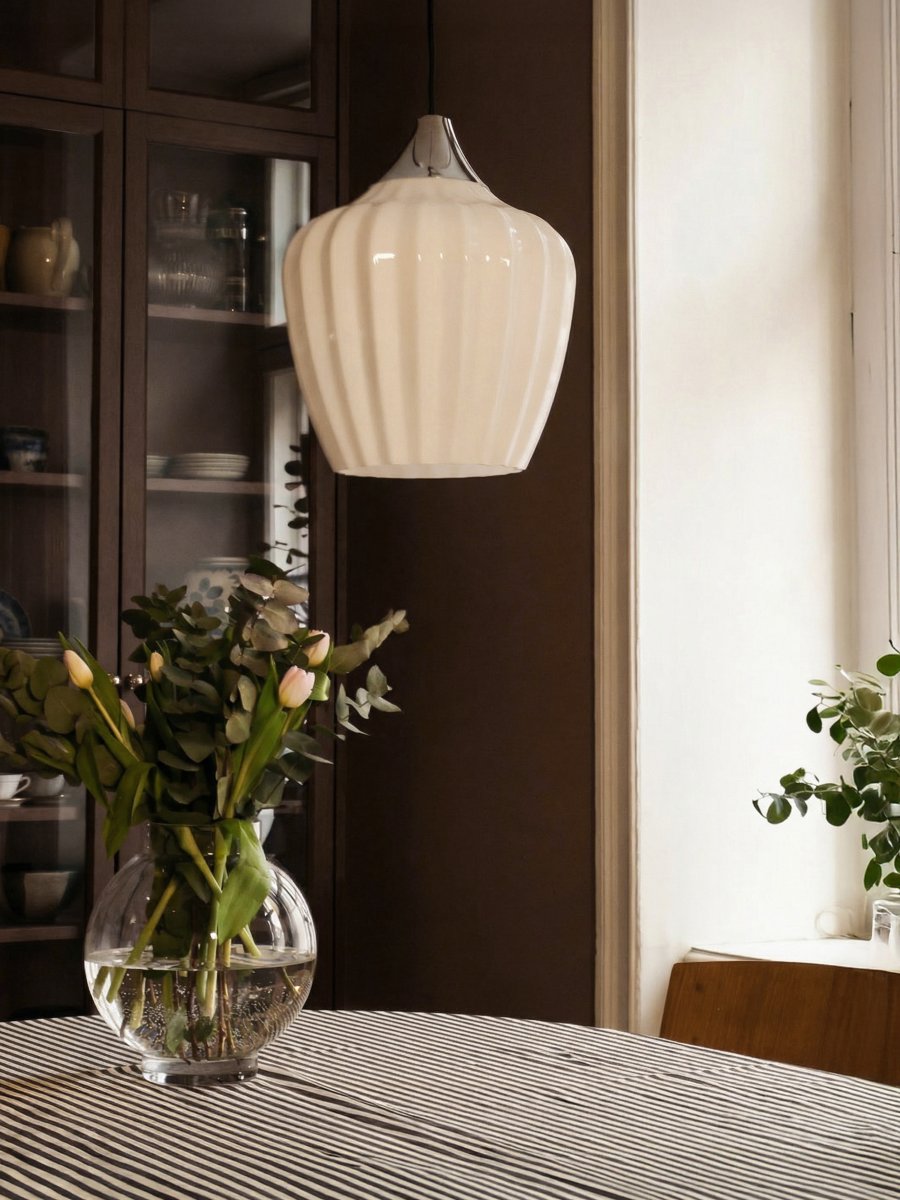 Amalfi Ø25 Weiß hängelampe Von PR Home - Die Pendelleuchte Amalfi besticht durch ihr zeitloses und elegantes Design mit einer sanften Silhouette, die an ein Schneeglöckchen erinnert.