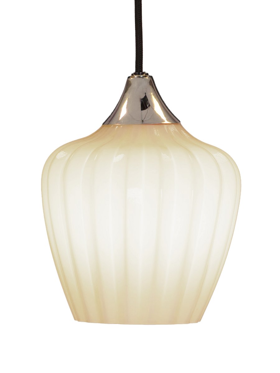 Amalfi Ø25 Weiß hängelampe Von PR Home - Die Pendelleuchte Amalfi besticht durch ihr zeitloses und elegantes Design mit einer sanften Silhouette, die an ein Schneeglöckchen erinnert.