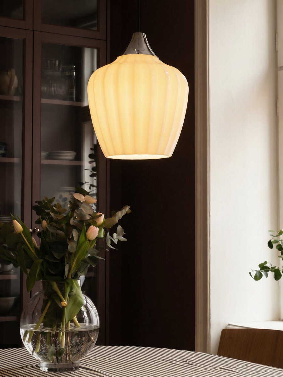 Amalfi Ø25 Weiß hängelampe Von PR Home - Die Pendelleuchte Amalfi besticht durch ihr zeitloses und elegantes Design mit einer sanften Silhouette, die an ein Schneeglöckchen erinnert.