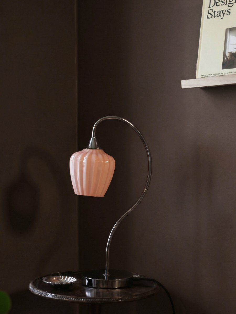 Amalfi 50cm Aprikose tischlampe Von PR Home - Sie wird mit einem 1,8 m langen, schwarzen Textilkabel, einem Netzschalter und einem Netzstecker geliefert.