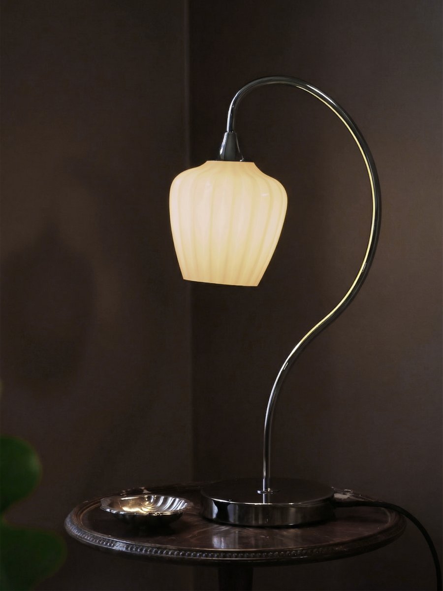 Amalfi 50cm Aprikose tischlampe Von PR Home - Sie wird mit einem 1,8 m langen, schwarzen Textilkabel, einem Netzschalter und einem Netzstecker geliefert.
