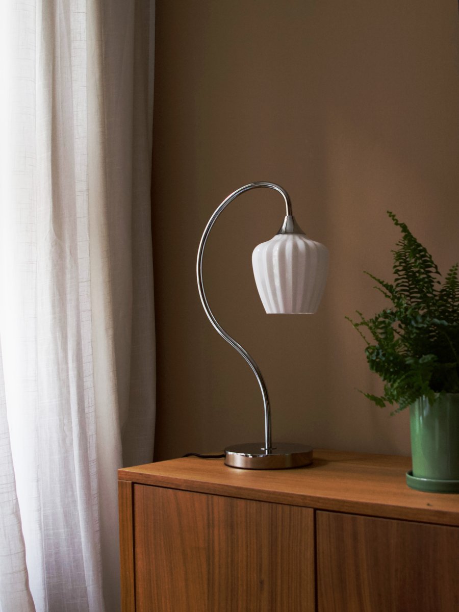 Amalfi 50cm Weiß tischlampe Von PR Home - Im Lieferumfang enthalten sind ein 1,8 m langes schwarzes Textilkabel, ein Netzschalter und ein Netzstecker.