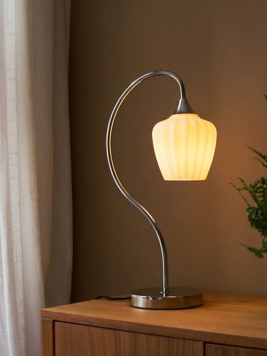 Amalfi 50cm Weiß tischlampe Von PR Home - Im Lieferumfang enthalten sind ein 1,8 m langes schwarzes Textilkabel, ein Netzschalter und ein Netzstecker.