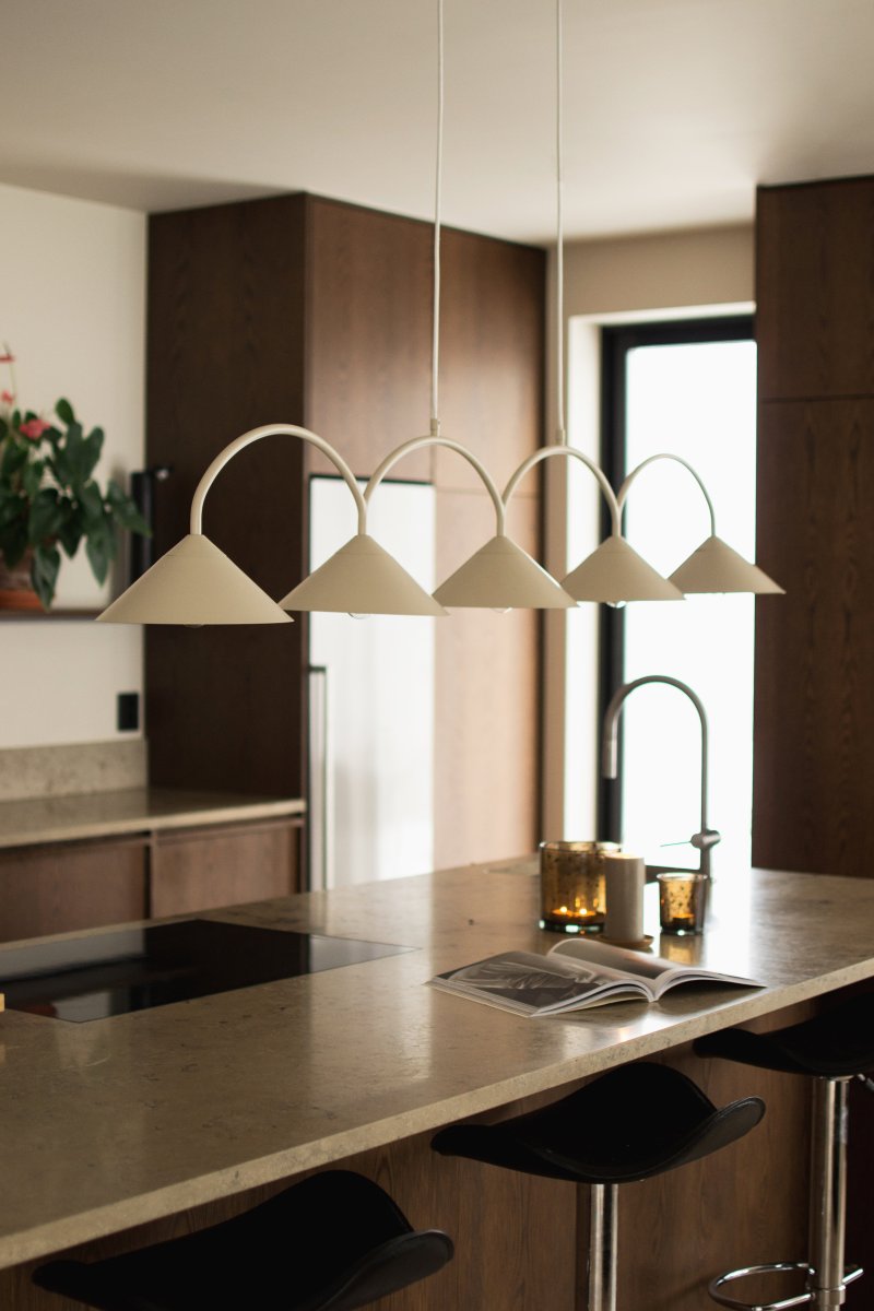 Curve 165cm Beige hängelampe Von Globen Lighting - Die Pendelleuchte besteht aus matt lackiertem Metall mit f&uuml;nf Schirmen und wird mit zwei 200 cm langen Textilkabeln und einer passenden Deckendose geliefert.