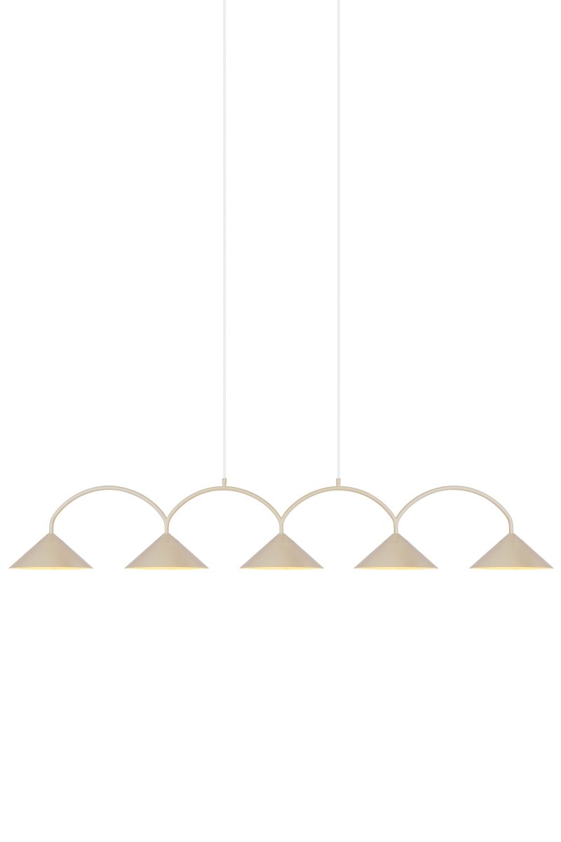 Curve 165cm Beige hängelampe Von Globen Lighting - Die Pendelleuchte besteht aus matt lackiertem Metall mit f&uuml;nf Schirmen und wird mit zwei 200 cm langen Textilkabeln und einer passenden Deckendose geliefert.